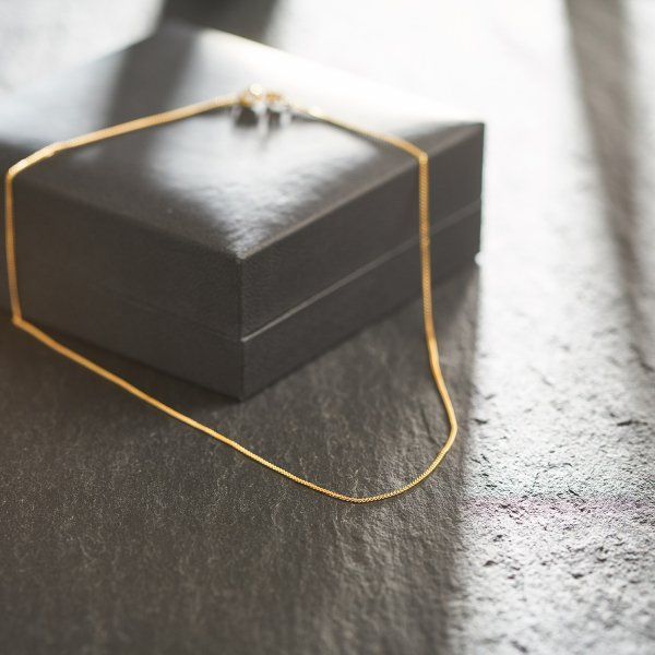 Goldkette als Panzerkette flach in Gelbgold 375 / 9K, 45 cm lang, 1,1 mm breit, Gewicht ca. 1.5 g.