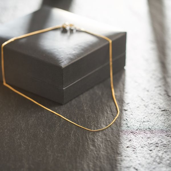 Goldkette als Panzerkette flach in Gelbgold 333 / 8K, 45 cm lang, 1,1 mm breit, Gewicht ca. 1.4 g.