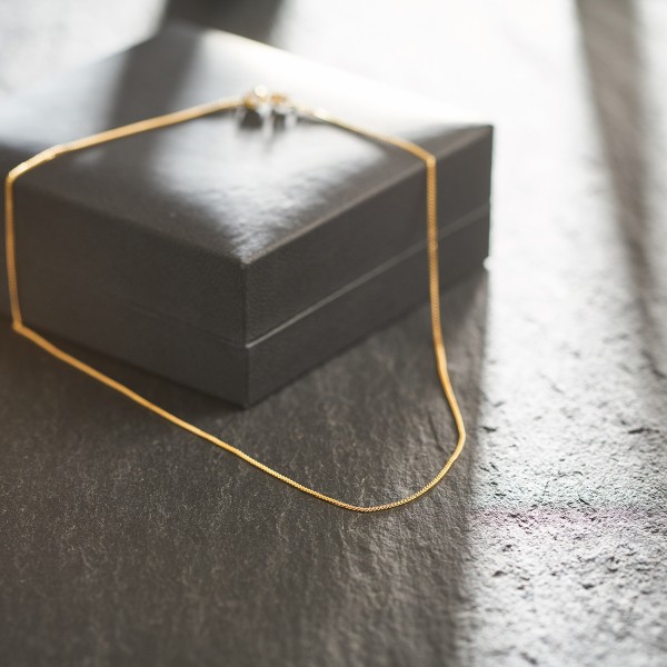 Goldkette als Panzerkette flach in Gelbgold 750 / 18K, 55 cm lang, 1,1 mm breit, Gewicht ca. 2.9 g.