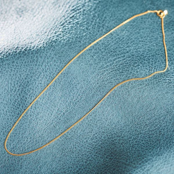 Goldkette als Panzerkette flach in Gelbgold 333 / 8K, 45 cm lang, 1,1 mm breit, Gewicht ca. 1.4 g.