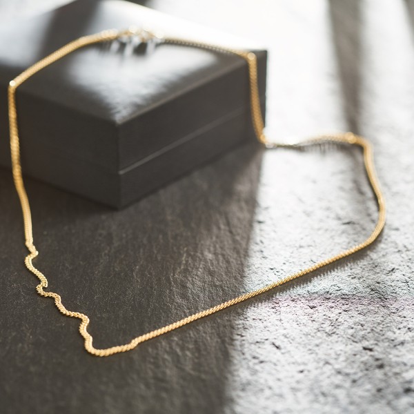 Goldkette als Panzerkette flach in Gelbgold 375 / 9K, 75 cm lang, 2,1 mm breit, Gewicht ca. 9 g.