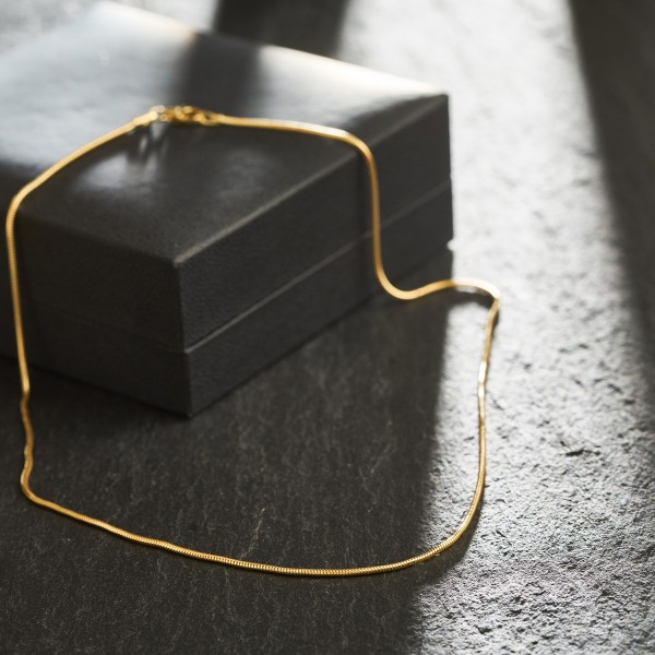 Goldkette als Schlangenkette in Gelbgold 333 / 8K, 40 cm lang, 1,2 mm breit, Gewicht ca. 3 g.