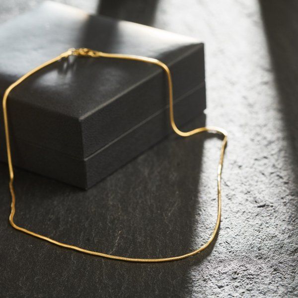 Goldkette als Schlangenkette in Gelbgold 333 / 8K, 45 cm lang, 1,2 mm breit, Gewicht ca. 3.3 g.