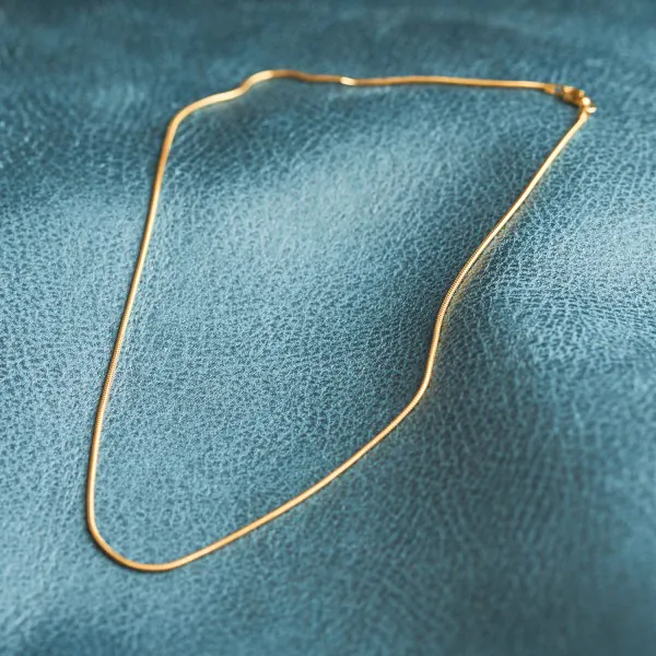 Goldkette als Schlangenkette in Gelbgold 375 / 9 Karat, 75 cm lang, 1.2 mm breit, Gewicht ca. 5.9 g.