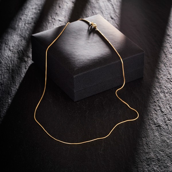 Goldkette als Schlangenkette in Gelbgold 333 / 8K, 40 cm lang, 0,9 mm breit, Gewicht ca. 2.8 g.