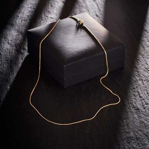 Goldkette als Schlangenkette in Gelbgold 375 / 9K, 42 cm lang, 0,9 mm breit, Gewicht ca. 3 g.