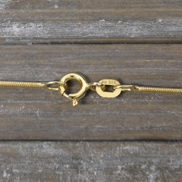 Goldkette als Schlangenkette in Gelbgold 585 / 14K, 34 cm lang, 0,9 mm breit, Gewicht ca. 2.9 g.