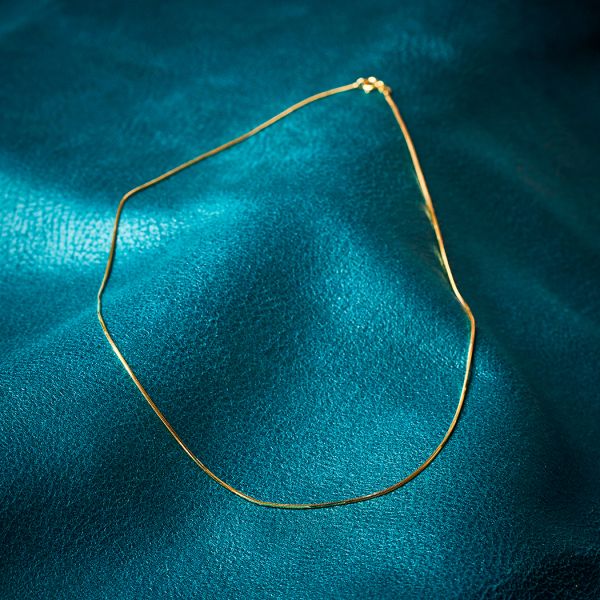 Goldkette als Schlangenkette diamantiert in Gelbgold 375 / 9K, 42 cm lang, 0,9 mm breit, Gewicht ca. 3 g.