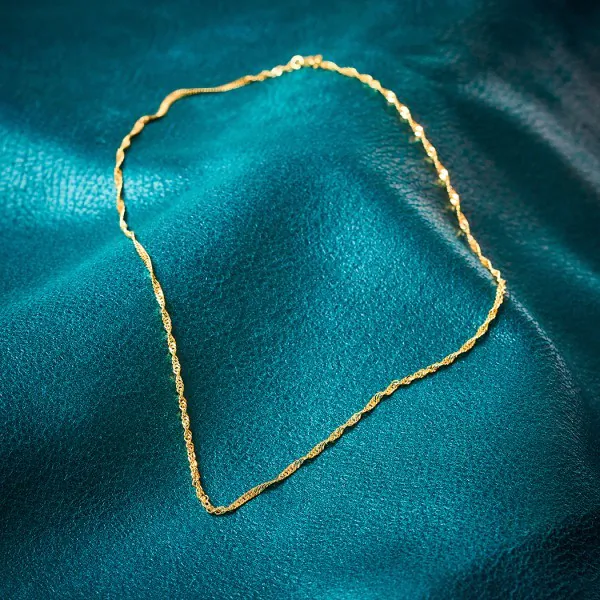 Goldkette als Singapurkette in Gelbgold 375 / 9 Karat, 60 cm lang, 2.2 mm breit, Gewicht ca. 4.4 g.