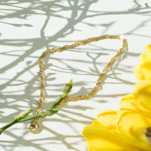 Armband als Singapurkette in Gelbgold 585 / 14 Karat, 22.5 cm lang, 2.2 mm breit, Gewicht ca. 2.1 g.