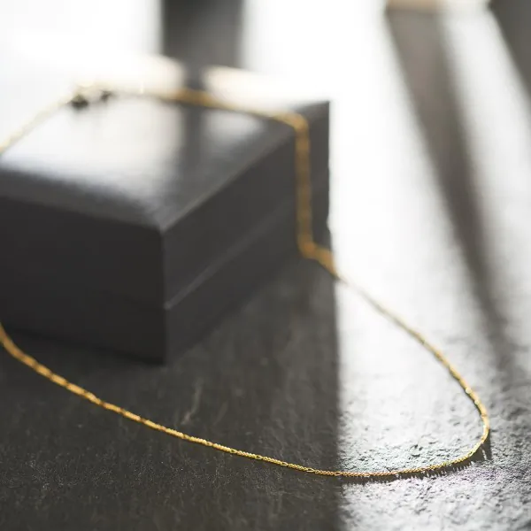 Goldkette als Figarokette diamantiert in Gelbgold 585 / 14K, 45 cm lang, 1,1 mm breit, Gewicht ca. 1.5 g.