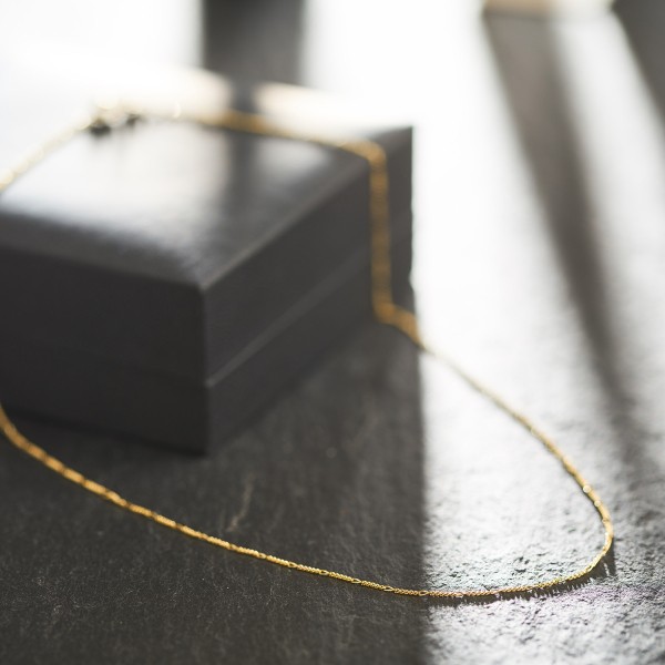 Goldkette als Figarokette diamantiert in Gelbgold 375 / 9K, 40 cm lang, 1,1 mm breit, Gewicht ca. 1.2 g.