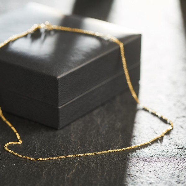 Goldkette als Figarokette diamantiert in Gelbgold 333 / 8K, 70 cm lang, 1,5 mm breit, Gewicht ca. 3.1 g.