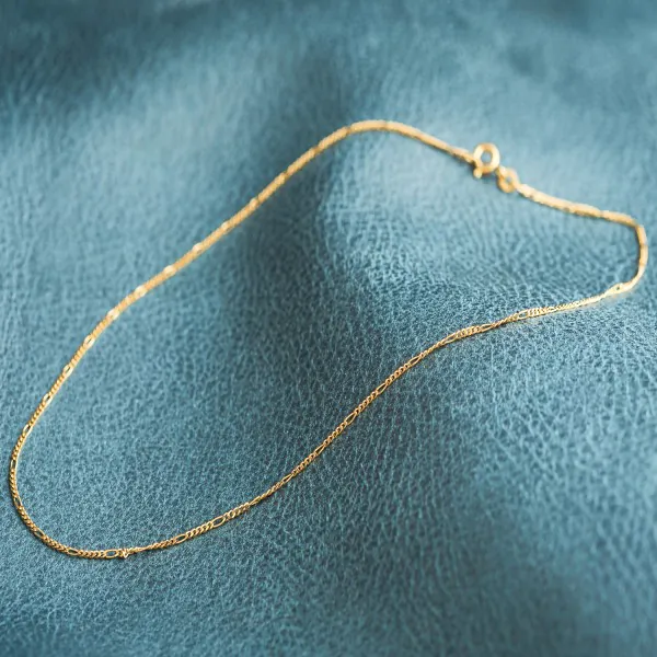 Goldkette als Figarokette diamantiert in Gelbgold 333 / 8K, 42 cm lang, 1,5 mm breit, Gewicht ca. 1.9 g.