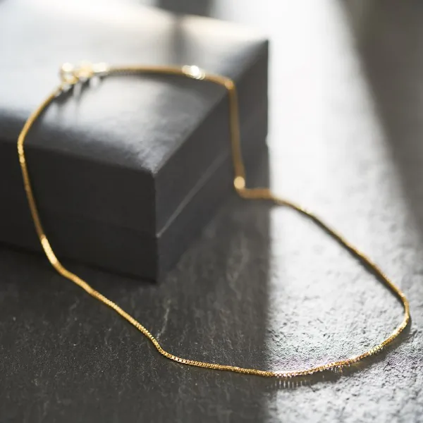 Goldkette als Venezianerkette in Gelbgold 333 / 8K, 70 cm lang, 0,9 mm breit, Gewicht ca. 3.6 g.