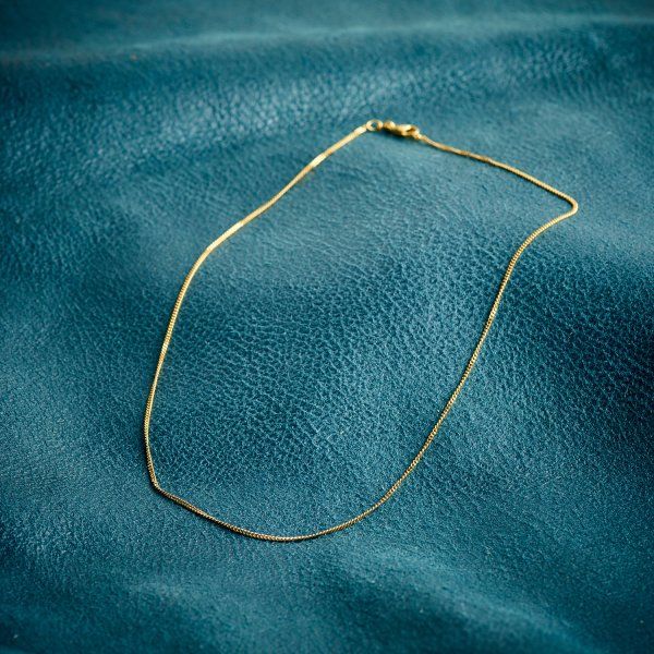 Goldkette als Panzerkette flach in Gelbgold 750 / 18K, 38 cm lang, 1,2 mm breit, Gewicht ca. 2.6 g.