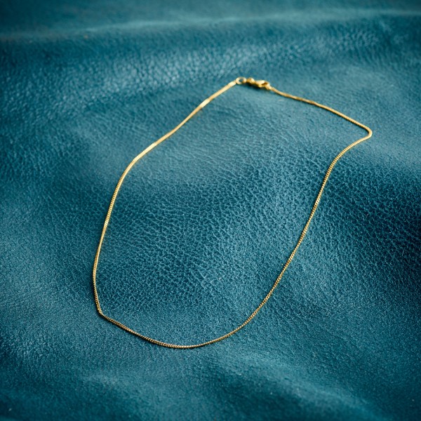 Goldkette als Panzerkette flach in Gelbgold 750 / 18K, 45 cm lang, 1,2 mm breit, Gewicht ca. 3.1 g.