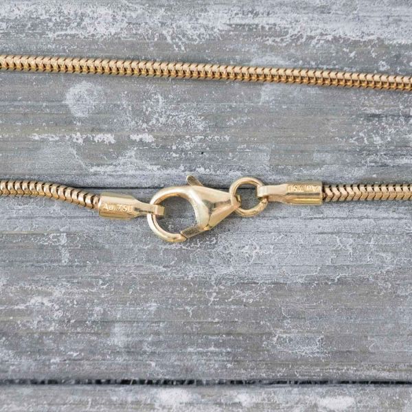 Goldkette als Schlangenkette in Gelbgold 750 / 18K, 42 cm lang, 1,4 mm breit, Gewicht ca. 4.4 g.