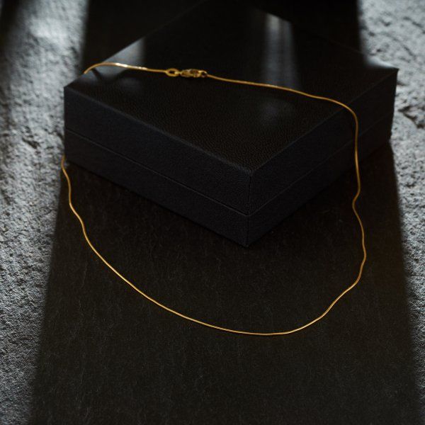 Goldkette als Schlangenkette in Gelbgold 750 / 18K, 42 cm lang, 0,8 mm breit, Gewicht ca. 2.8 g.