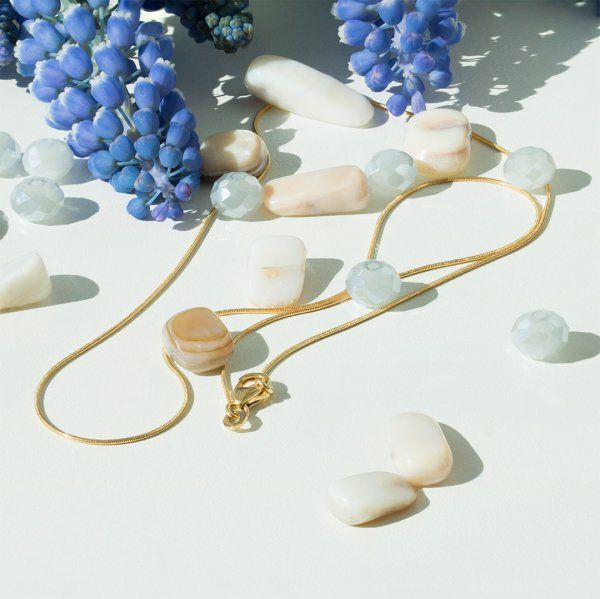 Goldkette als Schlangenkette in Gelbgold 750 / 18K, 42 cm lang, 0,8 mm breit, Gewicht ca. 2.8 g.