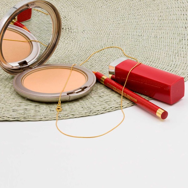 Goldkette als Schlangenkette in Gelbgold 750 / 18K, 60 cm lang, 0,8 mm breit, Gewicht ca. 3.5 g.