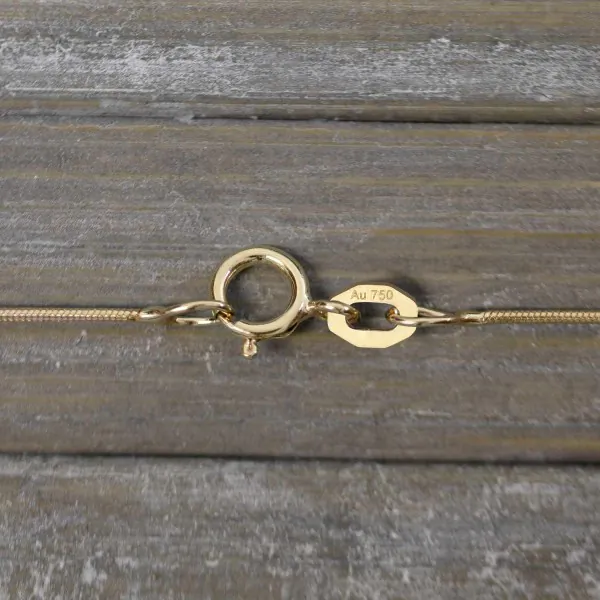 Goldkette als Schlangenkette in Gelbgold 750 / 18K, 38 cm lang, 0,8 mm breit, Gewicht ca. 2.4 g.