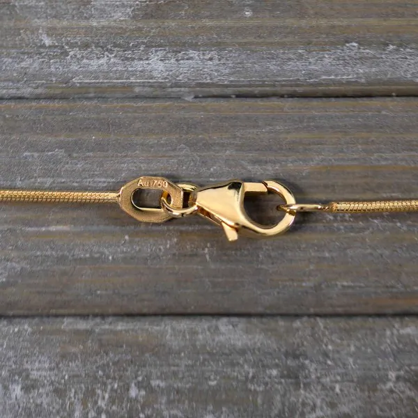 Goldkette als Schlangenkette in Gelbgold 750 / 18K, 70 cm lang, 0,9 mm breit, Gewicht ca. 7.2 g.