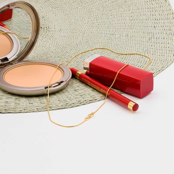 Goldkette als Schlangenkette in Gelbgold 750 / 18K, 38 cm lang, 0,9 mm breit, Gewicht ca. 3.8 g.