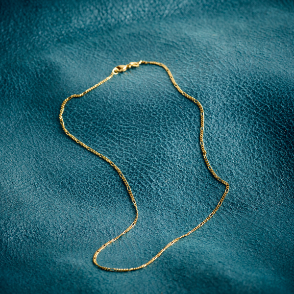 Goldkette als Figarokette diamantiert in Gelbgold 750 / 18K, 42 cm lang, 1,5 mm breit, Gewicht ca. 2.8 g.
