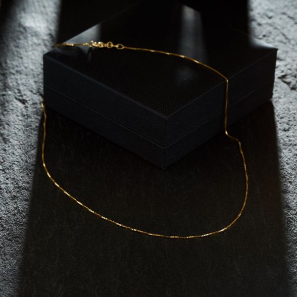 Goldkette als Venezianerkette in Weißgold 585 / 14K, 55 cm lang, 0,9 mm breit, Gewicht ca. 3.7 g.