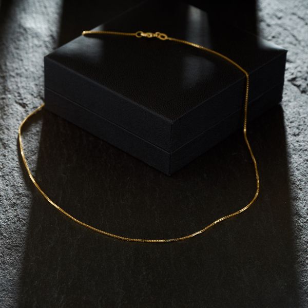 Goldkette als Venezianerkette in Gelbgold 750 / 18K, 42 cm lang, 0,9 mm breit, Gewicht ca. 3.4 g.