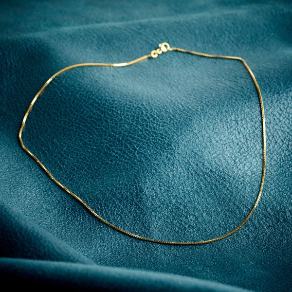 Goldkette als Venezianerkette in Gelbgold 750 / 18K, 42 cm lang, 0,9 mm breit, Gewicht ca. 3.4 g.