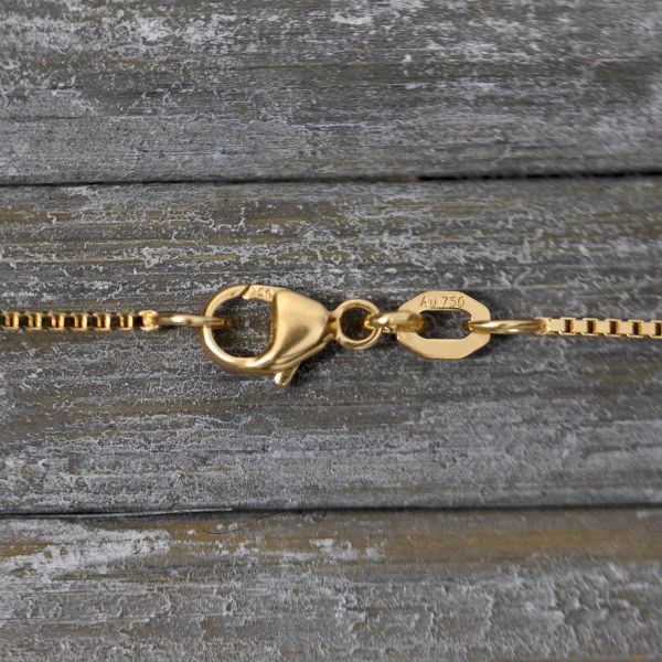 Goldkette als Venezianerkette in Gelbgold 750 / 18K, 42 cm lang, 0,9 mm breit, Gewicht ca. 3.4 g.