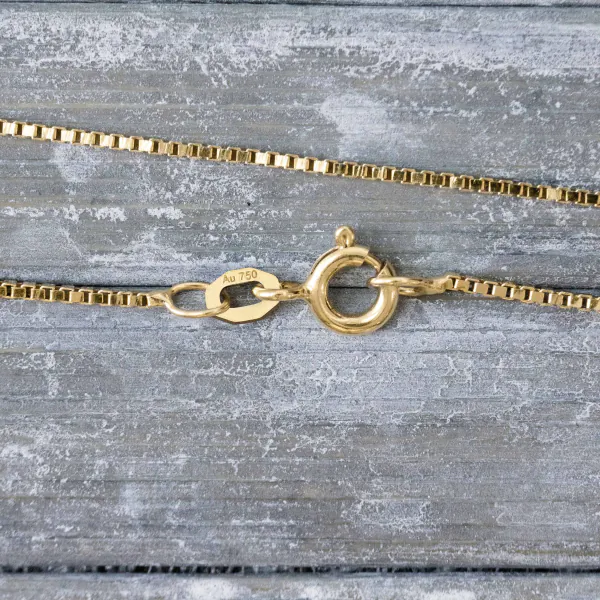 Goldkette als Venezianerkette in Gelbgold 750 / 18K, 38 cm lang, 0,9 mm breit, Gewicht ca. 2.9 g.