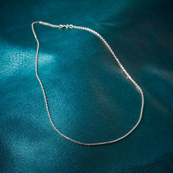 Goldkette als Ankerkette diamantiert in Weißgold 585 / 14K, 55 cm lang, 1,7 mm breit, Gewicht ca. 5.9 g.
