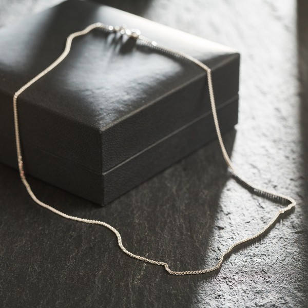 Goldkette als Panzerkette flach in Weißgold 333 / 8K, 60 cm lang, 1,4 mm breit, Gewicht ca. 3.6 g.