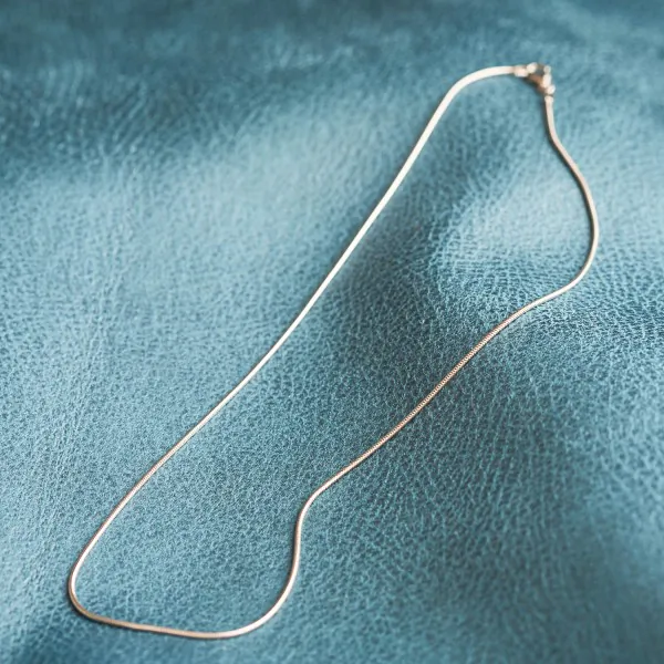 Goldkette als Schlangenkette in Weißgold 585 / 14K, 40 cm lang, 1,2 mm breit, Gewicht ca. 4 g.