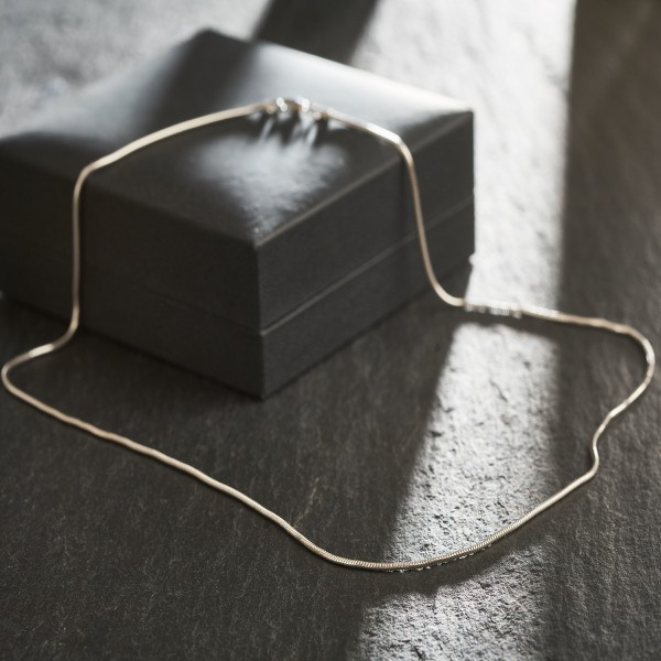 Goldkette als Schlangenkette in Weißgold 750 / 18K, 36 cm lang, 1,4 mm breit, Gewicht ca. 5.2 g.