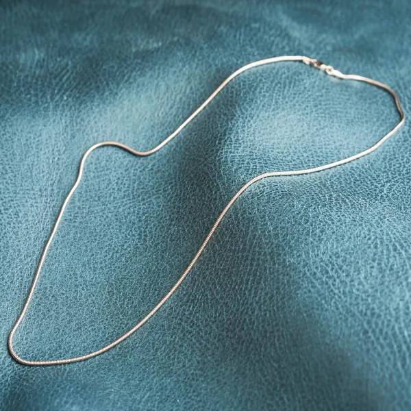 Goldkette als Schlangenkette in Weißgold 750 / 18K, 42 cm lang, 1,4 mm breit, Gewicht ca. 6.1 g.