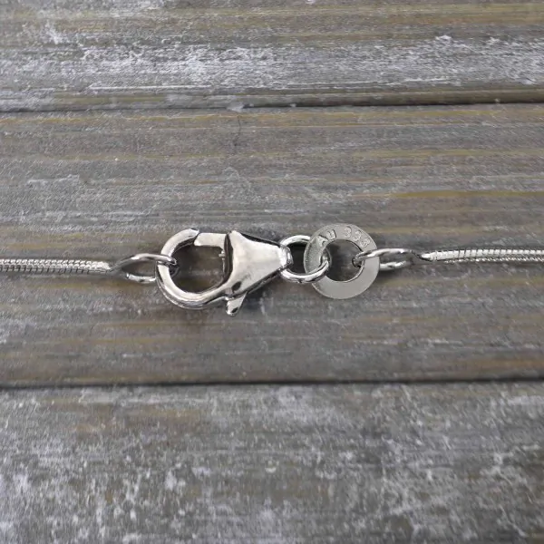 Goldkette als Schlangenkette in Weißgold 333 / 8K, 45 cm lang, 0,9 mm breit, Gewicht ca. 3.2 g.