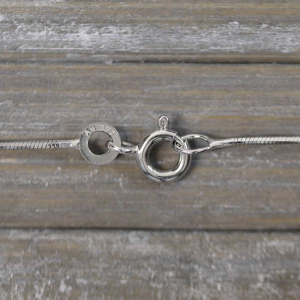 Goldkette als Schlangenkette diamantiert in Weißgold 333 / 8K, 45 cm lang, 0,8 mm breit, Gewicht ca. 2.4 g.