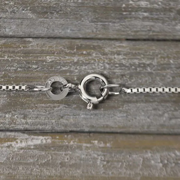 Goldkette als Venezianerkette in Weißgold 333 / 8K, 40 cm lang, 0,9 mm breit, Gewicht ca. 2.4 g.