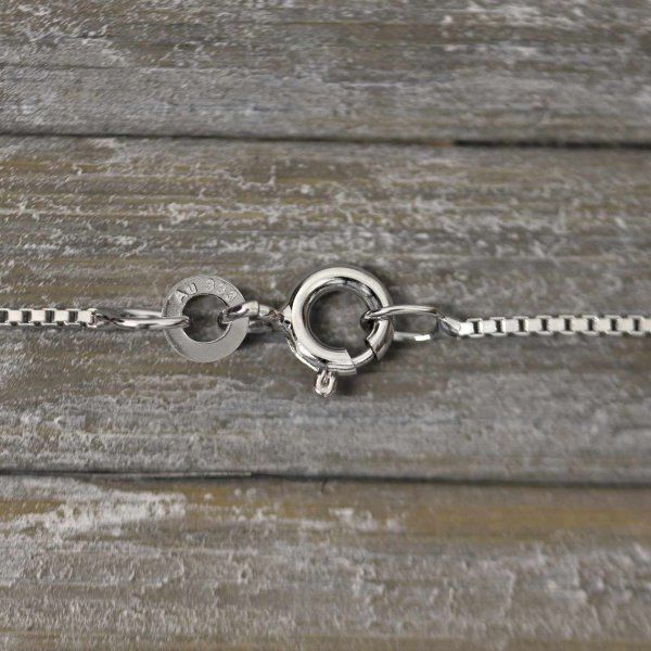 Goldkette als Venezianerkette in Weißgold 333 / 8K, 45 cm lang, 0,9 mm breit, Gewicht ca. 2.7 g.