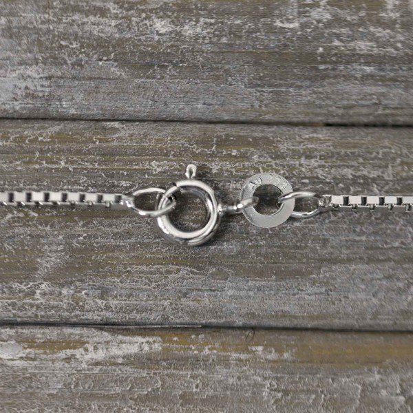 Goldkette als Venezianerkette in Weißgold 333 / 8K, 40 cm lang, 1,2 mm breit, Gewicht ca. 3.6 g.