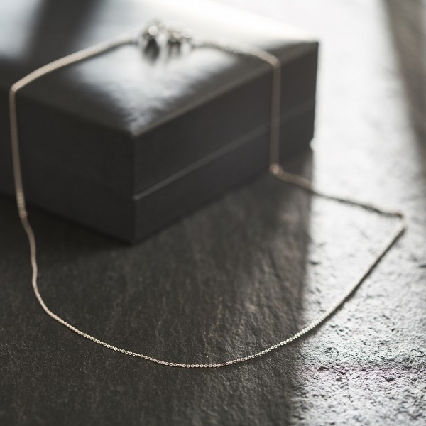 Goldkette als Ankerkette flach in Weißgold 375 / 9K, 70 cm lang, 0,8 mm breit, Gewicht ca. 1.2 g.