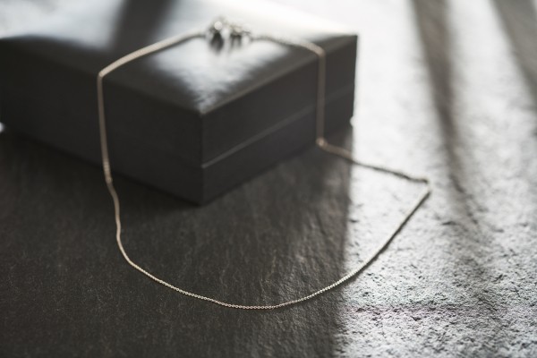 Goldkette als Ankerkette flach in Weißgold 585 / 14K, 40 cm lang, 0,8 mm breit, Gewicht ca. 1 g.