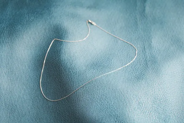 Goldkette als Ankerkette flach in Weißgold 585 / 14K, 40 cm lang, 0,8 mm breit, Gewicht ca. 1 g.