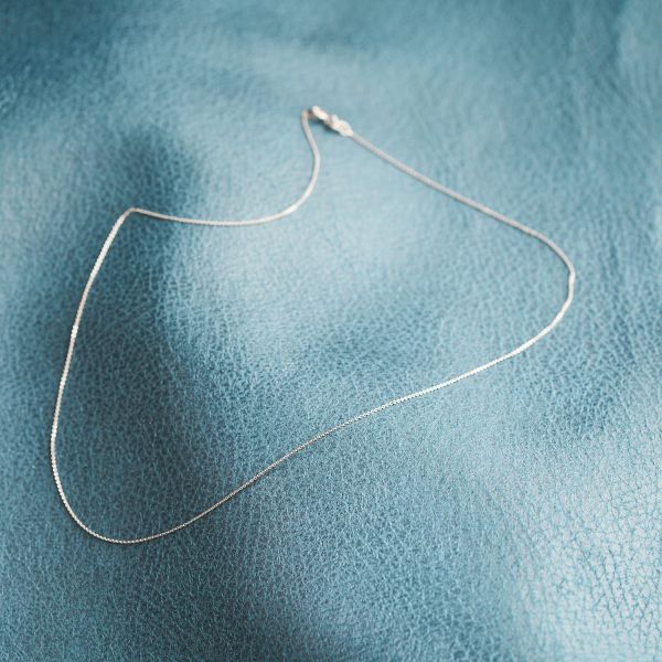 Goldkette als Ankerkette flach in Weißgold 375 / 9K, 45 cm lang, 0,8 mm breit, Gewicht ca. 0.9 g.