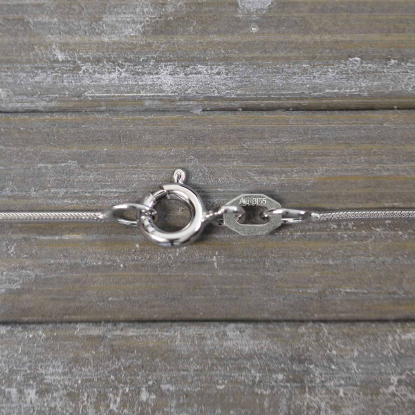 Goldkette als Schlangenkette in Weißgold 375 / 9K, 45 cm lang, 0,9 mm breit, Gewicht ca. 3.3 g.