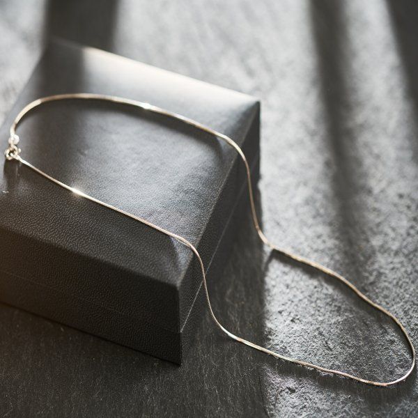 Goldkette als Schlangenkette diamantiert Weißgold 375 / 9K, 45 cm lang, 0,8 mm breit, Gewicht ca. 2.8 g.